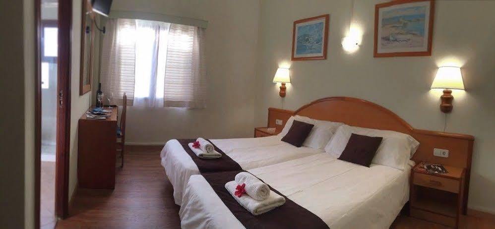 Hostal Doris - Adults Only Colonia de Sant Jordi Exterior photo